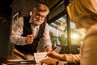 cae meslektaşım ile toplantı sırasında sözleşme imzalama işkadını seçici odak