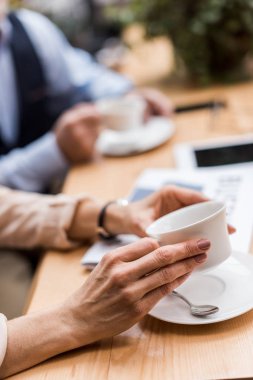 kafede kahve fincan ile kadın ve kısmi görmek eller