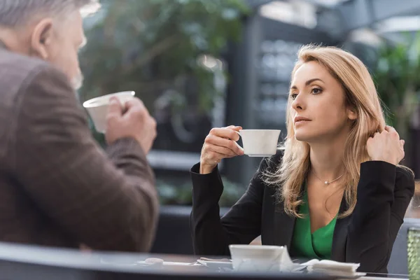 Vista Parcial Del Hombre Mujer Con Tazas Café Restaurante — Foto de Stock