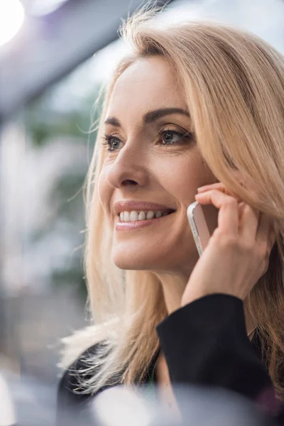 Retrato Mulher Negócios Sorridente Falando Smartphone — Fotografia de Stock