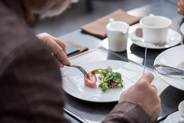 Beskurna Skott Man Har Middag Restaurang — Stockfoto