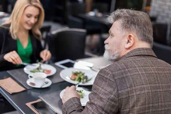 Foco Seletivo Homem Sênior Encontro Romântico Com Namorada Café — Fotografia de Stock