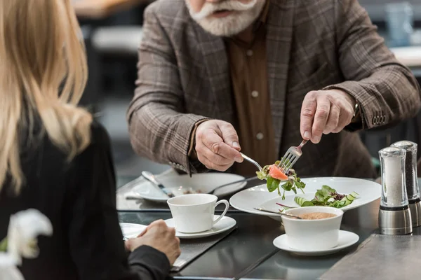 Vista Parcial Del Hombre Mujer Cenando Juntos Restaurante — Foto de Stock