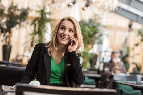 Retrato Mujer Negocios Sonriente Hablando Teléfono Inteligente Cafetería — Foto de Stock
