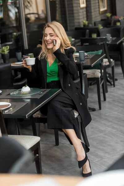 Lachende Vrouw Met Kopje Koffie Praten Smartphone Café — Stockfoto