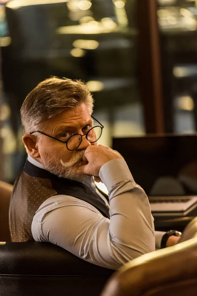 Anziano Uomo Affari Barbuto Guardando Fotocamera Mentre Seduto Tavola Con — Foto stock gratuita