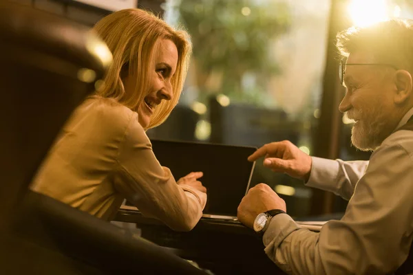 Pessoas Negócios Sorridentes Tendo Discussão Durante Reunião Café — Fotografia de Stock