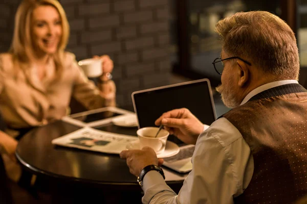 Selective Focus Business People Having Meeting Cafe — Free Stock Photo