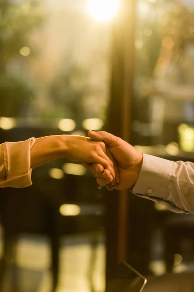 Vista Parcial Del Hombre Mujer Tomados Mano Cafetería — Foto de Stock