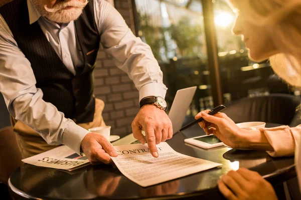 Gedeeltelijke Weergave Van Zakenpartner Ondertekening Contract Bij Zakelijke Bijeenkomst Café — Stockfoto