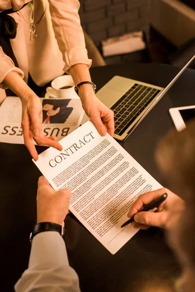 Affärsman Underteckna Kontrakt Möte Med Business Kollega Café — Stockfoto