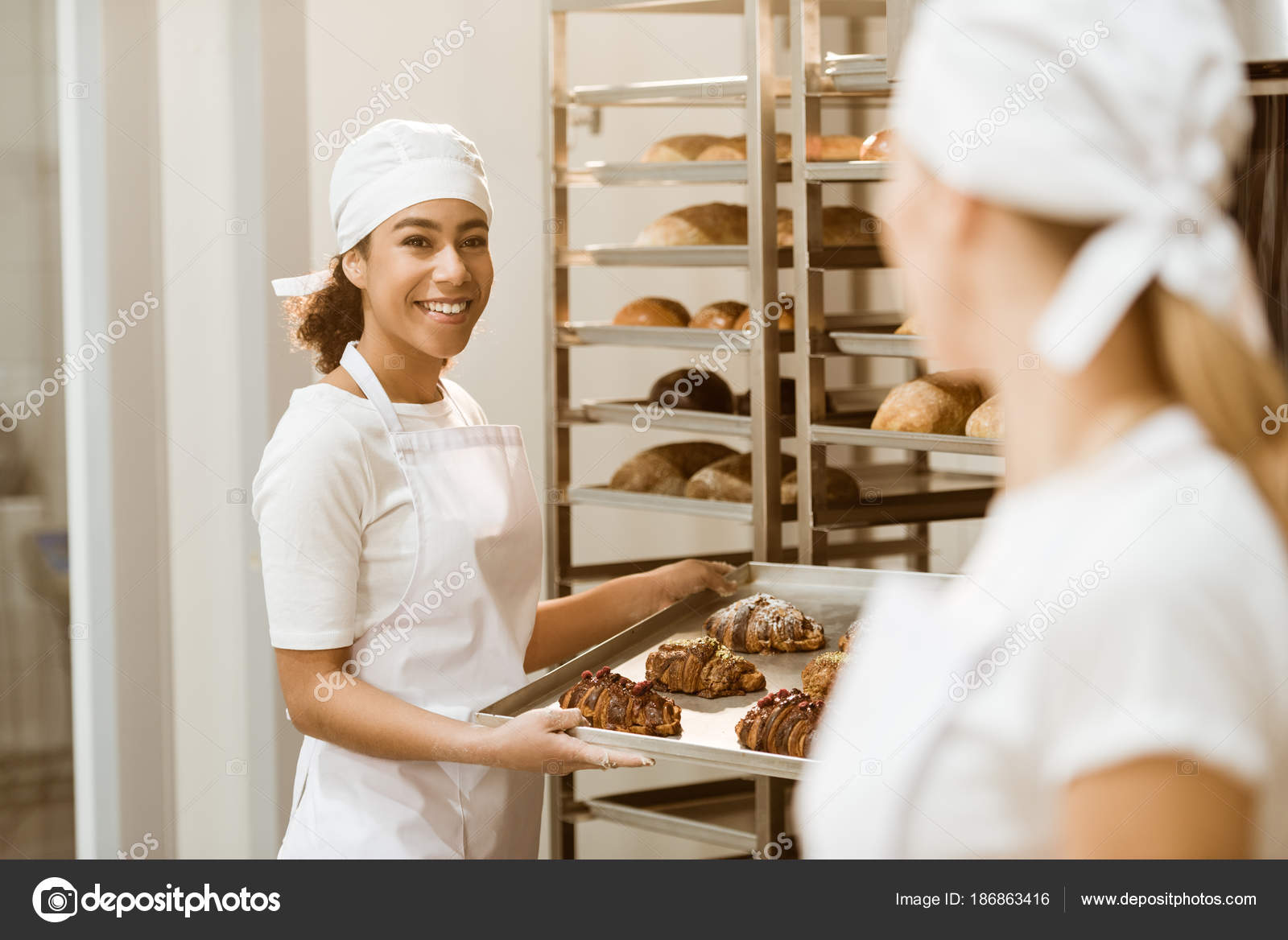 Female Bakers Working Together Baking Manufacture Abd Talking — Stock