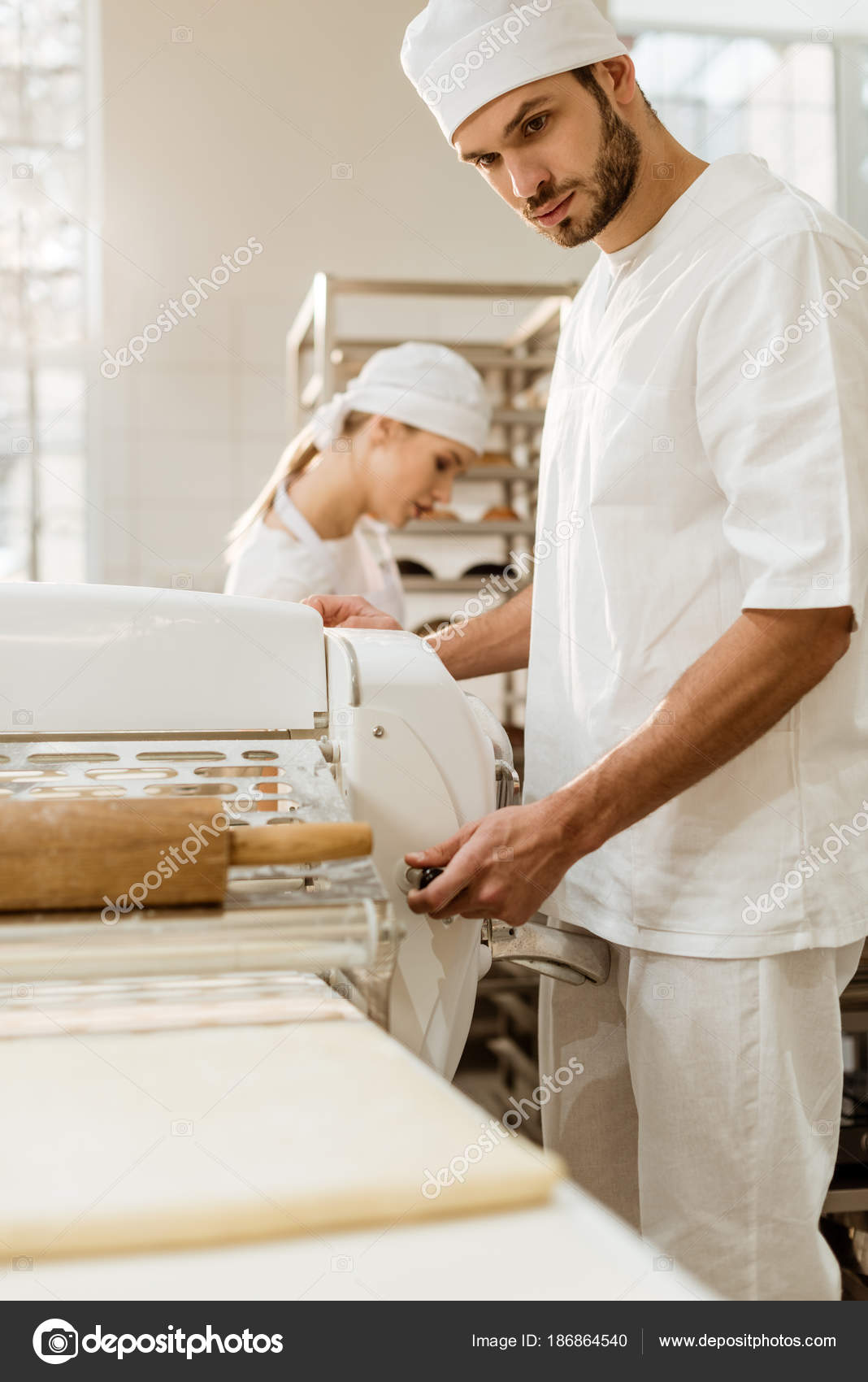 Beau Boulanger Travaillant Avec Rouleau Pâte Industriel Fabrication Cuisson — Photo de stock