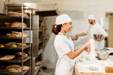 kadın Afro-Amerikan baker üretim pişirme, hamur yoğurma