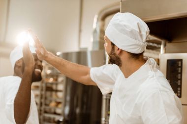 üretim pişirme, çak bir beşlik veren yakışıklı genç Fırıncılar