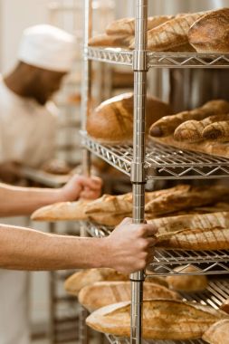 baker rafları üretim pişirme, taze ekmek somunları ile tutarak atış kırpılmış