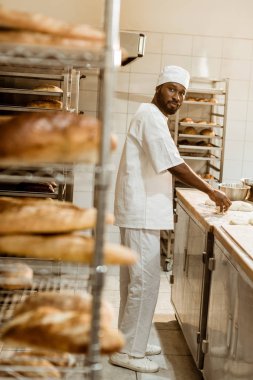 Afro-Amerikan baker üretim pişirme üzerinde işyerinde çiğ hamur hazırlama