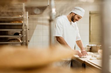 üretim pişirme üzerinde baker