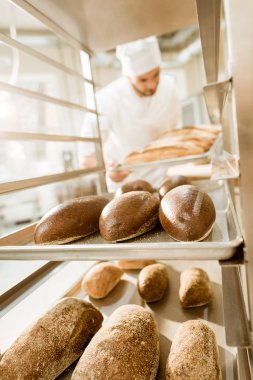 tepsiler taze ekmek üretimi pişirme, stand koyarak baker