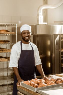 üretim pişirme üzerinde işyerinde yakışıklı Afro-Amerikan baker portresi