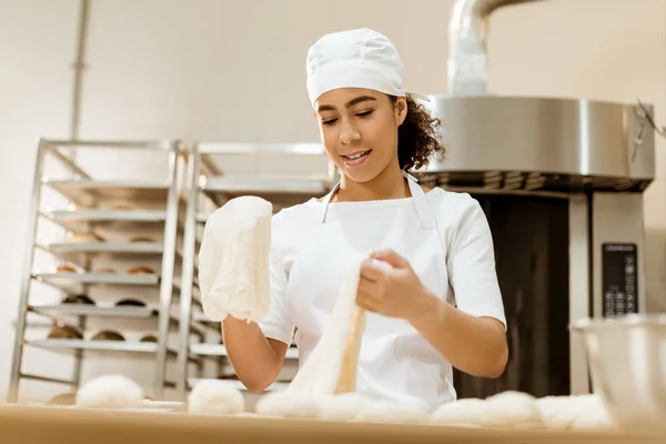 Pembuat Roti Wanita Menyiapkan Adonan Untuk Pembuatan Kue — Stok Foto