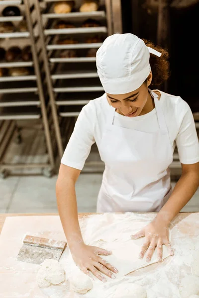 Високий Кут Зору Жіночу Пекарню Яка Готує Тісто Випічки Виробництві — стокове фото