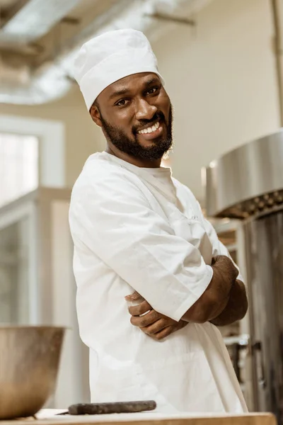 Handsome African American Baker Crossed Hands Looking Camera Baking Manufacture — Free Stock Photo