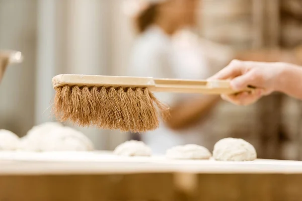 Närbild Skott Baker Rengöring Arbetsplatsen Från Mjöl Med Borste Bakning — Stockfoto