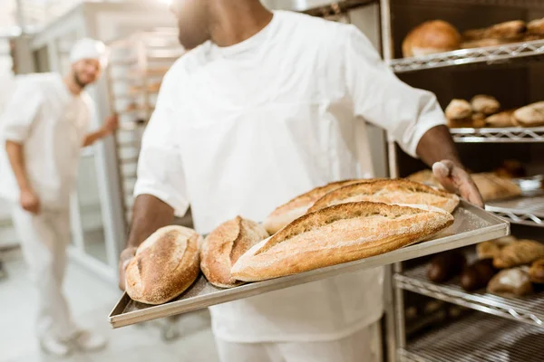 Tiro Recortado Panadero Afroamericano Tomando Panes Del Horno Fabricación Hornada — Foto de Stock