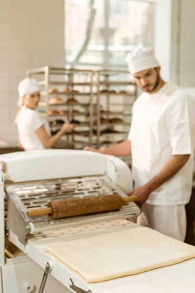 Bello Giovane Panettiere Che Lavora Con Rullo Pasta Industriale Alla — Foto Stock