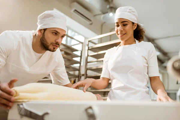 Panaderos Jóvenes Que Trabajan Con Rodillo Masa Industrial Fabricación Hornear — Foto de Stock