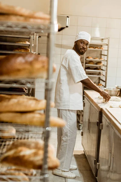 Panadero Afroamericano Preparación Masa Cruda Lugar Trabajo Fabricación Hornear — Foto de stock gratis