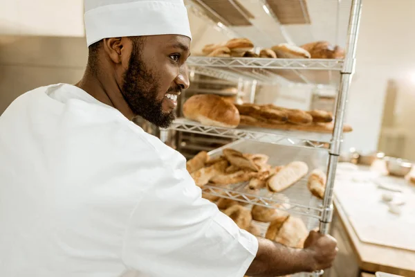 Gelukkig Afro Amerikaanse Baker Rijden Schappen Van Vers Brood Bakken — Stockfoto