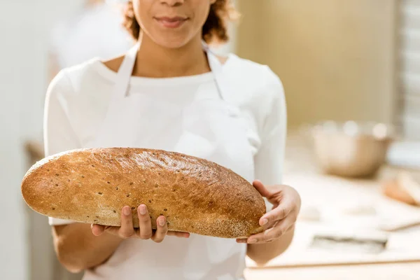 Cropped Shot Female Baker Holding Fresh Loaf Bread Baking Manufacture — Stock Photo, Image