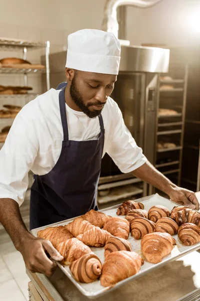 Bäcker Hält Blech Mit Croissants Auf Backherstellung — Stockfoto