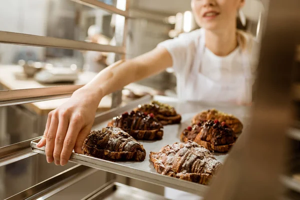 Tiro Recortado Panadero Femenino Bandeja Celebración Croissants Recién Horneados Fabricación — Foto de Stock