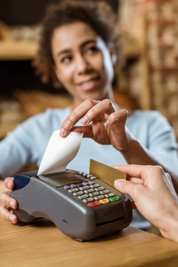 kırpılan kasiyer pasta dükkanındaki istemciden pos terminal alıcı satın alma ile birlikte kadeh