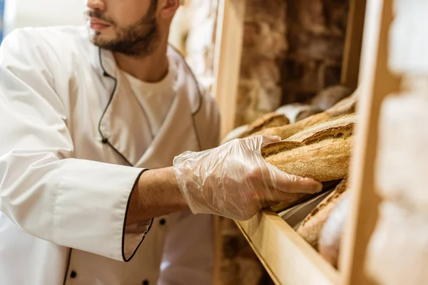 Colpo Ritagliato Panettiere Mettere Pagnotta Pane Sullo Scaffale Magazzino — Foto Stock