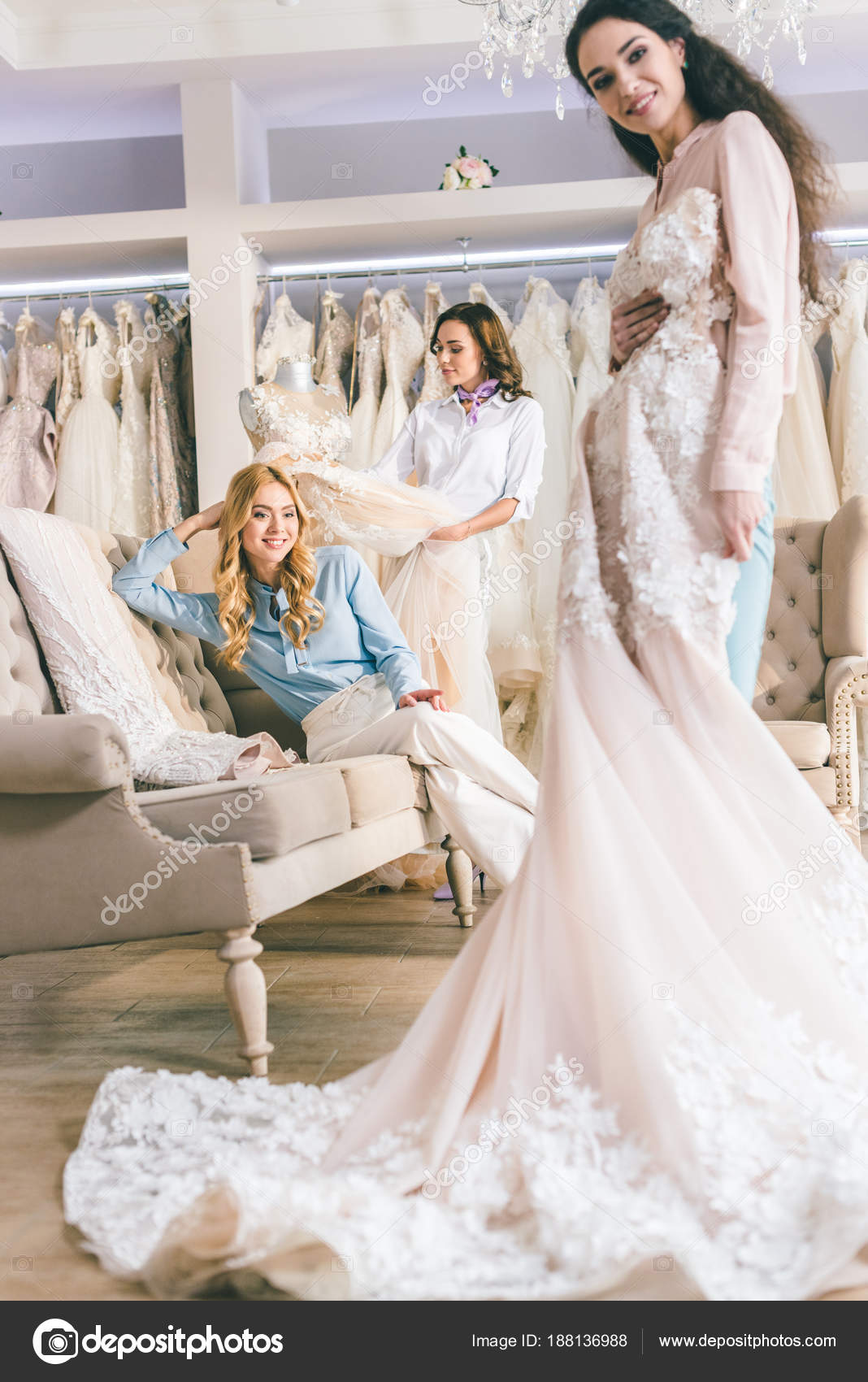 Jovem Noiva Sorridente Damas Honra Com Vestidos Loja Moda Casamento fotos,  imagens de © ArturVerkhovetskiy #188136988