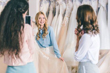 Mutlu kadın fotoğraf düğün atelier alarak