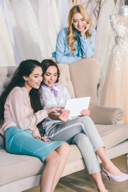 Mutlu gelin ve düğün atelier tablet bakarak nedime