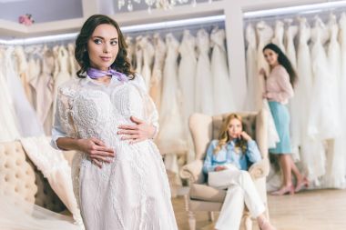 Seçme arkadaş grubu gelin düğün moda mağazasında Giydir