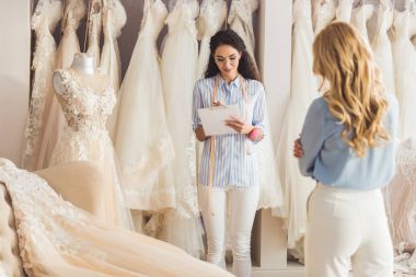 Profesyonel needlewoman Pano sarışın kadın ile düğün atelier holding