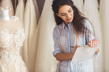 Güzel elbise düğün moda dükkanda tarafından Pano'da yazma terzi