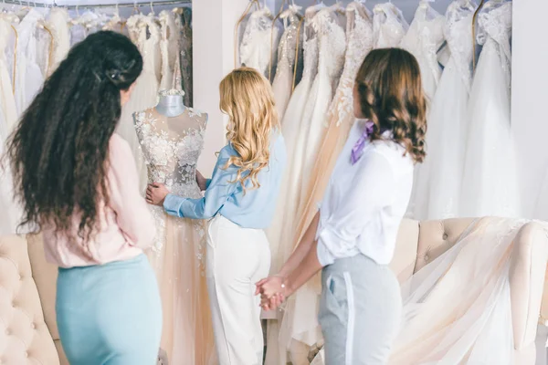 Lyckliga Bruden Och Tärnorna Försöker Klänningar Bröllop Atelier — Stockfoto