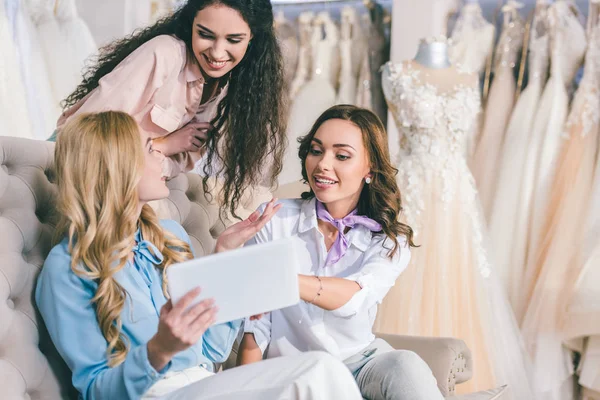 Mulheres Atraentes Escolhendo Vestido Noiva Olhando Para Tablet Atelier Casamento — Fotografia de Stock