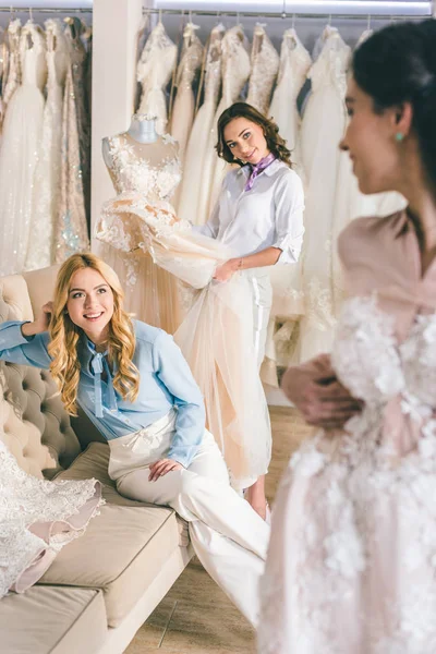 Mulheres Felizes Noivas Experimentando Vestidos Salão Casamento — Fotografia de Stock