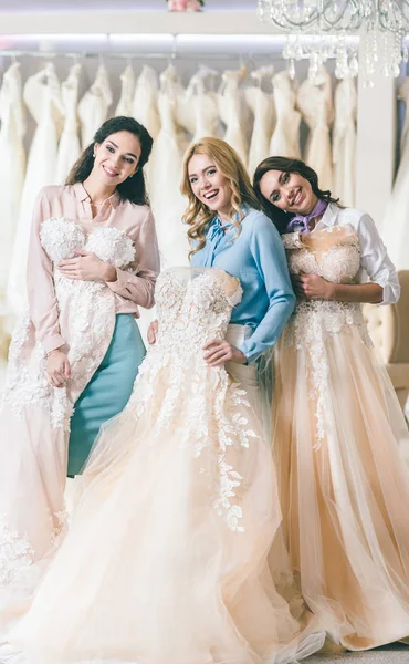 Attraktive Frauen Mit Brautkleidern Geschäft Für Hochzeitsmode — Stockfoto