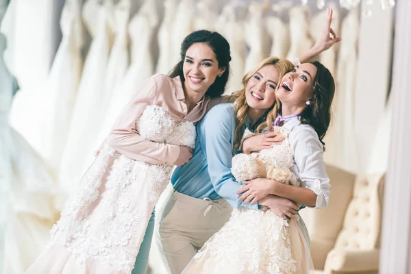 Mulheres Sorridentes Com Vestidos Noiva Atelier Casamento — Fotografia de Stock
