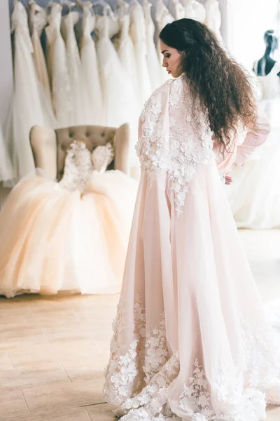 Brunette Noiva Durante Montagem Vestido Salão Casamento — Fotografia de Stock Grátis